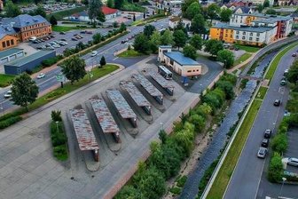 Neuer Anlauf für Busbahnhof - Der Busbahnhof Rodewisch gilt neben Plauen als Drehkreuz für Personennahverkehr im Vogtland. Den Passagieren präsentiert er sich wie im Jahr 1985, als die Umsteigestelle gebaut wurde. 2022 soll der Umbau mit Verzögerung umgesetzt werden. Aus sechs werden acht Bussteige. 