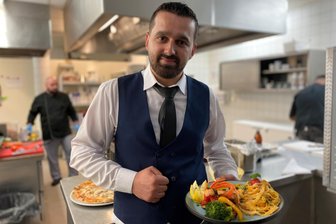 Neuer Anlauf für den „Hirsch“ in Oederan: Am Markt wird jetzt Pizza und Pasta serviert - Chef Deffi serviert Pasta mit Lachs: Reldjon Atia ist der Betreiber der neuen „Trattoria Toscana“ in den Räumen der Traditionsgaststätte „Hirsch“ in Oederan.