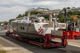 Neuer Anlauf für gestrandete Jacht an der A 72 im Vogtland: Kann sie jetzt endlich abtransportiert werden? - Noch parkt die Jacht an der Autobahn 72. Doch die Genehmigungen für die Weiterfahrt sind bereits erteilt.