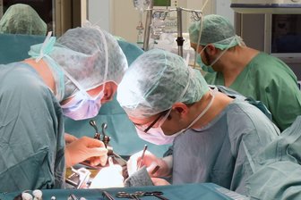 Neuer Anlauf für mehr Organspenden - Mehrheit unsicher - Bei den Organspenden erreicht Deutschland im Vergleich zu seinen Nachbarn nur einen hinteren Rang. (Archivbild)