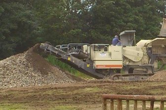 Neuer Anlauf für Wasserberg-Stadtvillen in Freiberg - Mit schwerem Gerät wurde am Donnerstag voriger Woche damit begonnen, die Trümmer einer riesigen Betonbodenplatte auf dem Kühlerbau-Gelände am Forstweg in Freiberg zu beseitigen.
