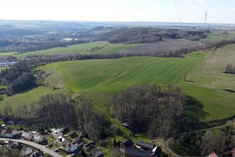 Neuer Anlauf trotz Ablehnung: Schönau als Solarstandort weiter begehrt - Blick von Schönau (vorn) in Richtung Silberstraße. Links das Kompostwerk. Die hintere Grünfläche, die sich bis zum Waldgebiet des Kiefricht erstreckt, fasst Solizer für seinen Solarpark ins Auge. F