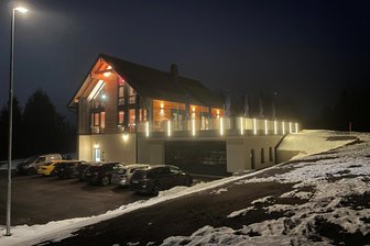 Neuer Anlaufpunkt für Wintersport im Erzgebirge: Carlsfeld eröffnet neues Hirschkopfhaus - Das neue Hirschkopfhaus in Carlsfeld.
