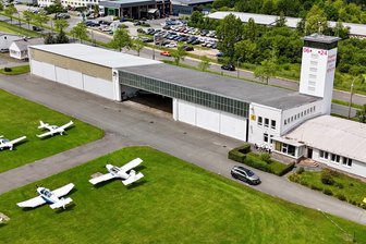 Neuer Anstrich für Gebäude am Zwickauer Flugplatz - Ein Teil des Hauptgebäudes des Zwickauer Flugplatzes hat bereits einen neuen Anstrich bekommen, so zum Beispiel der Turm. Jetzt soll auch die Seite in Richtung Reichenbacher Straße bald in neuem Glanz erscheinen.