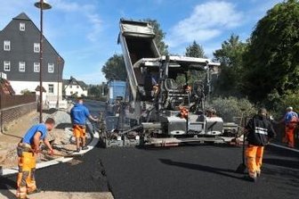 Neuer Asphalt für Bundesstraße 173 - Auf der B 173-Baustelle in Oberlungwitz ist die letzte Asphaltschicht aufgetragen.