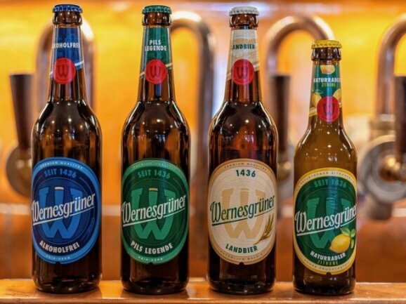 Neuer Auftritt für Wernesgrüner: Brauerei modernisiert Design - Das neue Erscheinungsbild von Wernesgrüner für die Flasche. Schritt für Schritt wird es auch auf Gläsern für die Gastronomie und im Erscheinungsbild der Brauerei umgesetzt. 