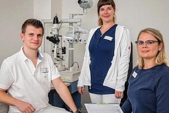 Neuer Augenarzt eröffnet Praxis im Marienberger MVZ - Zum Team der neuen Augenarztpraxis in Marienberg gehören neben Dr. Valer Vojnik die medizinische Fachangestellte Diana Arnold und OptometristinBeatrice Kühn (r.).