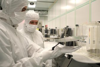 Neuer Ausbildungsberuf in Freiberg: Die ersten Produktionstechnologen haben ihre Zeugnisse - Nils Seifert (l.), Azubi bei Siltronic in Freiberg, kontrolliert mit Ausbilder und Teammanager Dr. Jörg Haberecht die Qualität eines Siliziumwafers.