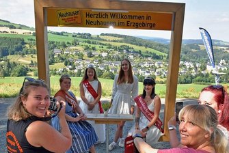 Neuer Aussichtspunkt an Neuhausens schönster Stelle: Gäste können sich ins rechte Bild setzen - In Neuhausen wurde dieser Landschaftsbilder-Rahmen eingeweiht. Maßgeblich engagiert hat sich dabei Undine Weise, Leiterin der Touristinformation Neuhausen. Hier macht sie vor der Zeremonie der Krönung der neuen Nussknacker-Königin ein Foto. 