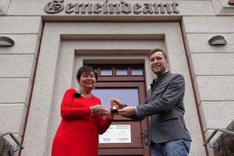 Neuer Bürgermeister in Hartmannsdorf: Amt geht von Nicolaus auf Nicolaus über - Mit dem Überreichen der Glocke, die Kerstin Nicolaus beim Amtsantritt von Pfarrer Baumann bekommen hatte, vollzog sie am 1. Dezember symbolisch die Übergabe des Bürgermeisteramtes an ihren Sohn Christfried. 