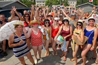 Neuer Bademodenverein schlägt Wellen bis nach Oberlungwitz - Beim Oberlungwitzer Strumpffest 2018 war die historische Bademodenschau mit Erzeugnissen aus der Region ein Höhepunkt. Bademodensammler Jürgen Kraft hatte die Kollektion von anno dunnemals mitgebracht. Viele mutige Models aus der Region zeigten die Teile im vollen Festzelt.