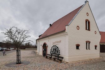 Neuer Band zeigt Fotos aus KZ-Außenlager Mülsen - In der Festscheune wird ein Vortrag zum KZ-Außenlager Mülsen stattfinden.