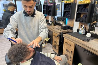Neuer Barber will in Reichenbach gut abschneiden - doch wie viele Barber verträgt die Stadt überhaupt? - Damit auch der Chef tipptopp aussieht: Ismael Akbakay stutzt den Bart von Burak Akbakay.
