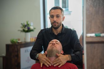 Neuer Barbershop in Oelsnitz: Hier wird Männern nach südländischer Tradition der Bart gepflegt - Friseur und Barber Alexander Dukes hat in Oelsnitz einen Barbershop eröffnet.