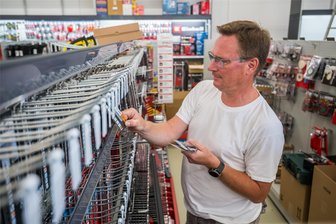 Neuer Baumarkt im Erzgebirge: Die ersten Kunden stehen schon vor der Eröffnung im Geschäft - Einrichter Veikko Eschmann beim Füllen der Regale in dem neuen Hagebau-Markt in Aue. In Kürze sollen Kunden hier Einkaufen können.