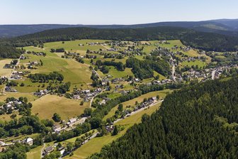 Neuer Bergbau im Erzgebirge: Bürgerinitiative Pöhlwassertal erzielt mit kleiner Runde große Wirkung - Landschaftlich reizvoll der Blick auf Rittersgrün auch im Sommer. Bis zu 200.000 Übernachtungen pro Jahr registriert die Gemeinde Breitenbrunn. Touristisch schon eine Hausnummer.
