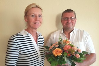 Neuer Bergener Bürgermeister nimmt Arbeit auf - Verwaltungsverbandschefin Carmen Reiher begrüßt Neu-Bürgermeister Enrico Trapp im Amt.