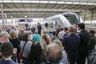 Neuer Betreiber schickt neue Züge auf die Sachsenmagistrale - Bevor der erste Sonderzug gestern vom Gleis 10 des Chemnitzer Hauptbahnhofs startete, wurde er auf den Namen Chemnitz getauft. Foto: Toni Söll