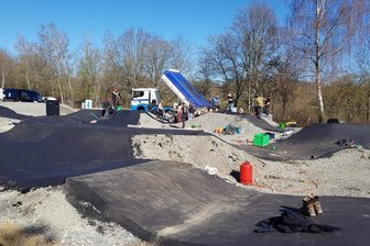 Neuer Bike-Parcours an der Pöhl: Wann der Pumptrack eröffnen soll - Die Bauarbeiten für die neue Pumptrack-Anlage laufen auf Hochtouren.