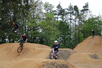 Neuer Bikepark im Erzgebirge: Gelegenheit für abenteuerliche Sprünge und rasante Fahrten - Im neuen Bikepark in Zschorlau ist Platz für abenteuerliche Sprünge und rasante Abfahrten.