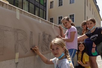 Neuer Blickfang fürs Bildungszentrum "Adam Ries" in Annaberg-Buchholz - Die graue Mauer vor dem Bildungszentrum "Adam Ries" soll ein farbenfroher Blickfang werden. Schülerinnen der Klasse 4b gestalten ihn innerhalb eines Ganztagesangebotes unter Leitung von Sabine Sachs.