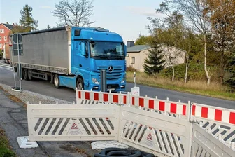 Neuer Blitzer auf der B 174 in Reitzenhain geht erst im Dezember in Betrieb - Noch steht er nicht, der neue Blitzer in Reitzenhain. Sobald die Erneuerung des Fußwegs abgeschlossen ist, geht auch das Geschwindigkeitsmessgerät in Betrieb.