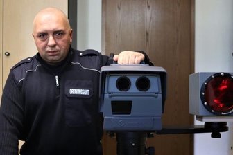 Neuer Blitzer für Crimmitschau - Michael Peuschel und seine drei Kollegen des Ordnungsamtes werden das Blitzgerät künftig bedienen.