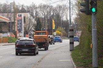 Neuer Blitzer im Erzgebirge beschädigt - Die beiden Blitzersäulen stehen an der B 95 kurz vor dem Kätplatz in Annaberg-Buchholz.