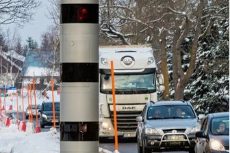 Neuer Blitzer im Erzgebirge in Betrieb gegangen - Seit 9. Dezember scharf: der neue Blitzer an der Bundesstraße 174 innerorts in Reitzenhain, wo tagsüber Tempo 50 und nachts 30 gilt.