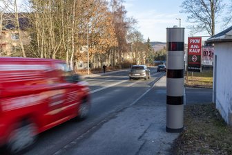 Neuer Blitzer im Erzgebirge: „Wir haben kein Problem mit Rasern“ - Seit fast einem Jahr ist die Geschwindigkeitsmessanlage samt Rotlichtüberwachung in Betrieb.