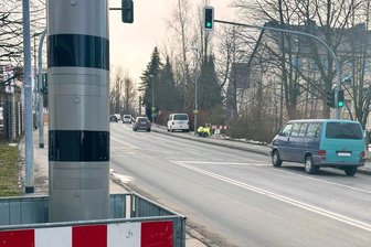 Neuer Blitzer im Erzgebirge wird aufgebaut - Der Aufbau der neuen Messanlage auf der B 95 in Annaberg-Buchholz wurde am Dienstag fortgesetzt.