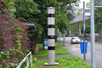 Neuer Blitzer in Chemnitz geht in Betrieb – langjähriger Standort fällt weg - Im Chemnitzer Ortsteil Röhrsdorf geht dieser neue Blitzer in einem Tempo-30-Abschnitt in Betrieb. Er blitzt zudem Autofahrer, die bei roter Ampel nicht anhalten. Ganz in der Nähe befinden sich eine Grundschule und eine Kita.