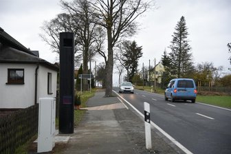 Neuer Blitzer in Eichigt: So viel Geld spielte er bereits ein - Der Blitzer auf der Staatsstraße 308 auf der Eichigter Höhe ist seit November 2023 in Betrieb.