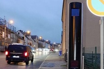 Neuer Blitzer in Zwickau: Hier müssen Autofahrer jetzt aufpassen - Nach Stilllegung der alten Anlage achtet jetzt an der Lengenfelder Straße ein neues Messgerät auf Tempo 50.