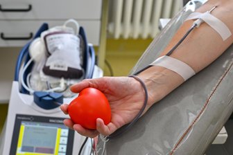 Neuer Blutspende-Standort im Erzgebirge: Was erwartet die Spender am 3. März? - Eine Frau spendet Blut: Zum Auftakt am 3. März erhalten alle Spender ein Willkommensgeschenk.