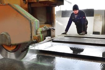 Neuer Bodenbelag besteht Markttest - Bei der Firma Rappl werden die Rohlinge auf der Steintrennmaschine zugeschnitten.