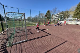 Neuer Bolzplatz in Oelsnitz eröffnet - Der neue Bolzplatz für Hort und Kita Am Stadion wurde am Freitag übergeben.