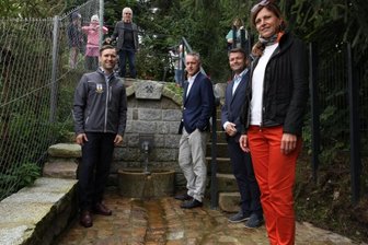 Neuer Brunnen erfrischt müde Füße - 