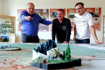 Neuer Bürgermeister von Muldenhammer fast 100 Tage im Amt: Die Start-Bilanz von Wolfgang Schädlich - Tourismus ist immer ein Thema: Wolfgang Schädlich mit Topaswelt-Chef Steffen Gerisch und Denis Loos vom Geo-Umweltpark (von links) in der Ausstellung am Schneckenstein.