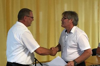 Neuer Bürgermeister von Reinsberg vereidigt - Gemeinderat Olf Hille (rechts) hat am Montagabend Markus Buschkühl als neuen Bürgermeister von Reinsberg vereidigt.