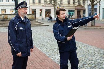 Neuer Bürgerpolizist kennt jeden Stein - Wollen eng zusammenarbeiten und für mehr Sicherheit in der Stadt sorgen: Gabriel Siegel (rechts) vom Crimmitschauer Ordnungsamt weist Bürgerpolizist Carsten Mahn in die Besonderheiten der Innenstadt ein.