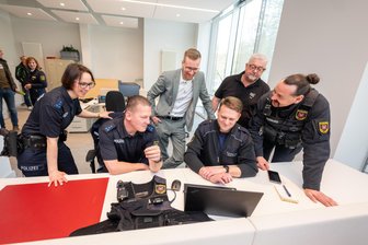 Neuer Bürgerpunkt in Plauen: Wie er besetzt ist, was es kostet und was es bringen soll - Der zentrale Raum des Bürgerpunktes am Postplatz bietet mehrere Schreibtisch-Arbeitsplätze für die Angestellten des Gemeindlichen Vollzugsdienstes sowie für Polizeibeamte.