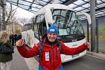 Neuer Bus zwischen Prag und Chemnitz: Wie die erste Fahrt war und was Sie über den „Pragbus“ wissen müssen - Rainer Goldammer (74) aus Herrenhaide bei Chemnitz ist der erste Fahrgast im sogenannten „Pragbus“