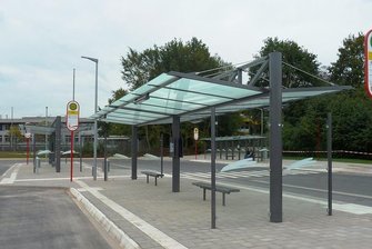 Neuer Busbahnhof Rodewisch: Umbau beginnt im Frühjahr - Der Busbahnhof der Kleinstadt Spenge in Nordrhein-Westfalen. Bei der Überdachung des zentralen Bussteiges in Rodewisch wird eine vergleichbare Stahl-Glas-Konstruktion verbaut.