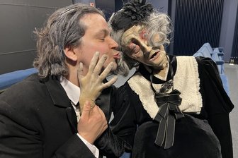 Neuer Butler überzeugt beim „Dinner for (n)one“ im Zwickauer Puppentheater - Extra für Erinnerungsfotos der Gäste: Puppenspieler Septimius Simion bei seinem Debüt als Miss Sophies Butler James.
