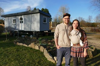 Neuer Campingplatz im Erzgebirge: Familie verwirklicht ihr Herzensprojekt - Anna und Markus Böttger samt Nachwuchs auf ihrem Campingplatz Erzidyll, im Hintergrund ein Tiny House.