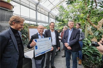Neuer Chef vom Botanischen Garten startet mit Großspende in den Job - Sten Gillner nimmt die Spende von den Chefs des Chemnitzer Kinikums, Martin Jonas und Ralf Steinmeier (vorn rechts), entgegen. Links im Bild: Baubürgermeister Michael Stötzer.