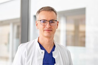 Neuer Chefarzt am Helios Vogtland-Klinikum Plauen: Dieser Ellefelder hat ein Herz für die Kardiologie - Am Helios Vogtland-Klinikum in Plauen hat eine neue Ära begonnen. Dr. Christian Bietau, ein waschechter Vogtländer, ist dort jetzt der neue Chefarzt für Innere Medizin II.