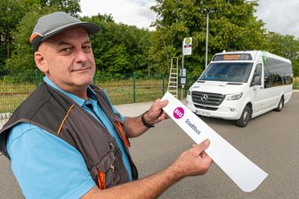 Neuer Citybus startet in Olbernhau: Das müssen Fahrgäste wissen - André Fischer, Mitarbeiter des Regionalverkehrs Erzgebirge, kennzeichnet Haltestellen.