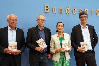 Neuer Club-of-Rome-Report: Wie die Menschheit sich noch retten kann - Der Club of Rome, vertreten durch Jorgen Randers (l-r), Ko-Autor "Grenzen des Wachstums", Johan Rockström, Direktor des Potsdam Instituts für Klimafolgenforschung, Sandrine Dixson-Declève, Ko-Präsidentin des Club of Rome, und Per Espen Stoknes, Norwegian Business School, stellt vor der Bundespressekonferenz den neuen Bericht "Earth For All" zu konkreten Wegen aus der Klimakrise vor.